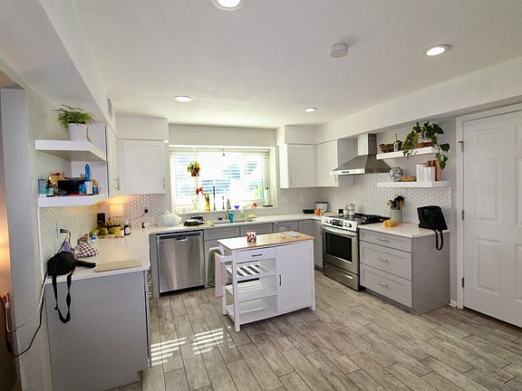3rd image of 352 Sailfish Dr