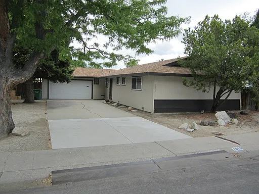 1025 Tamarisk St photo 1