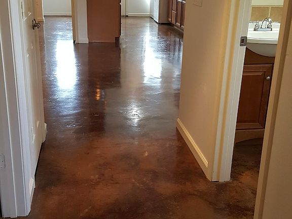 Hallway to sitting and kitchen