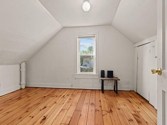 4th image of 715 W Commercial STREET