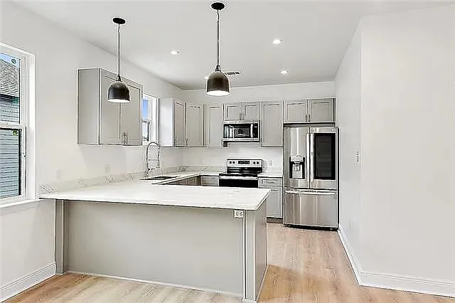 2427 Franklin Ave — Photo 7