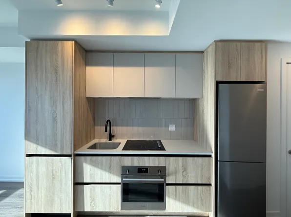 7950 Bathurst St, Vaughan, ON