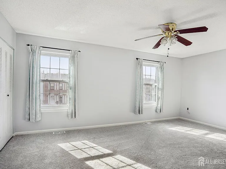 204 Hampshire Ct — Photo 16