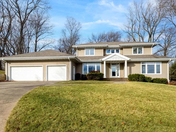 102 Sterling Woods Ct, Muscatine, IA 52761