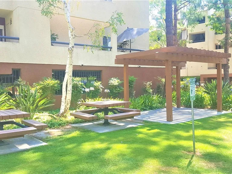 5510 Owensmouth Ave #213 — Photo 24