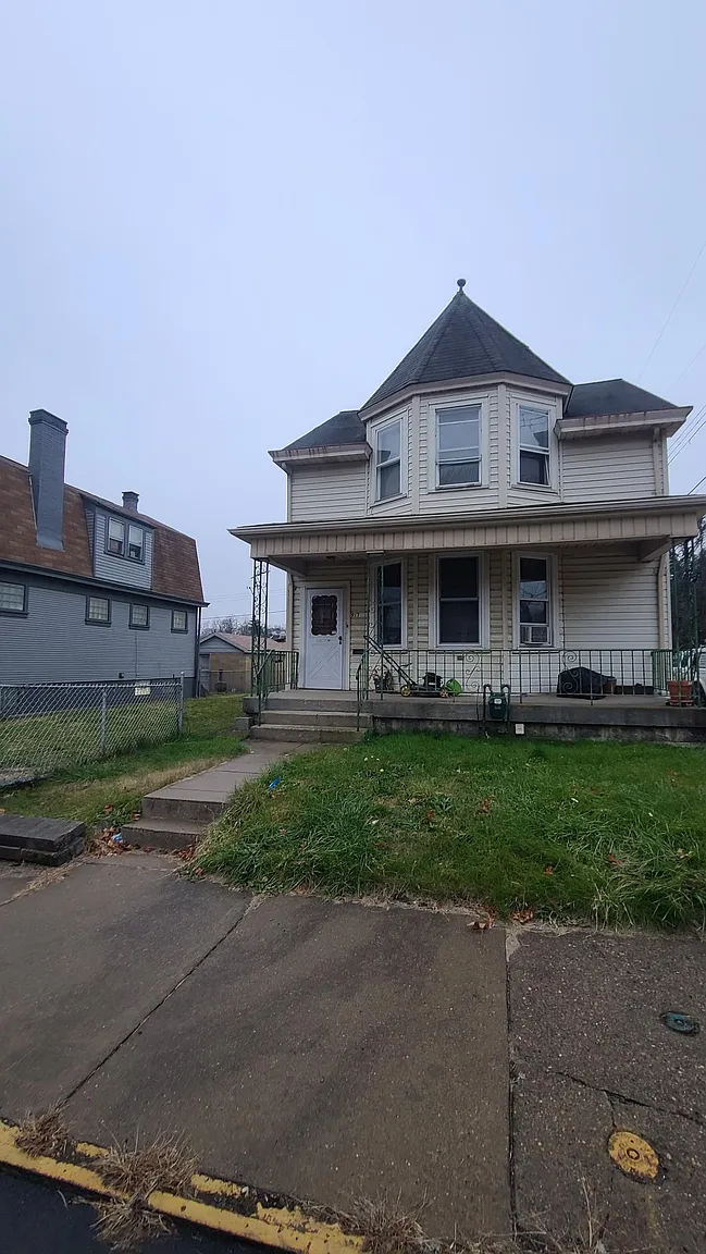 917 Russellwood Ave photo 1