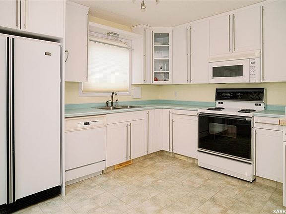 2nd image of 939 Haslam CRESCENT