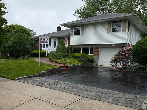 17 Wren Dr, Woodbury, NY 11797