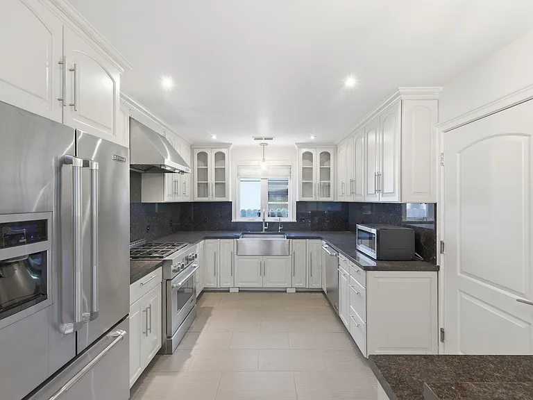 2476 Homewood Dr — Photo 16