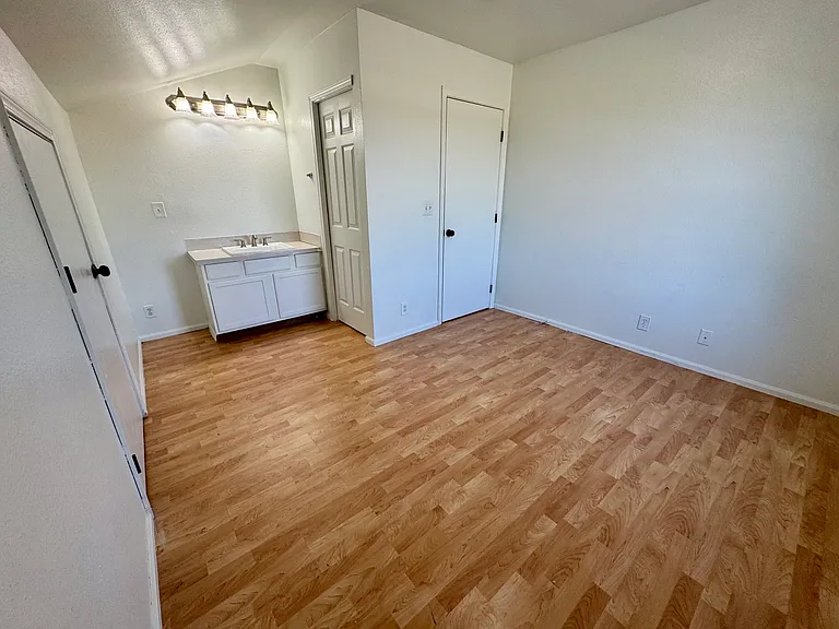 1094 NE Conifer Blvd #4 — Photo 19