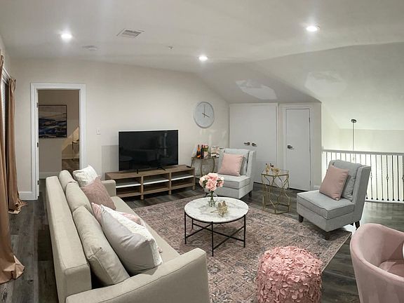 3rd image of 1802 Wentworth St #5