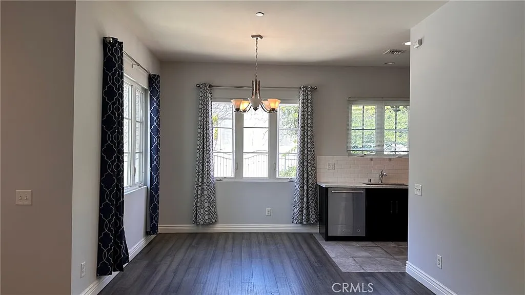 4 bed, 3.5 bath, 2000 sqft, $4,500 — Photo 2