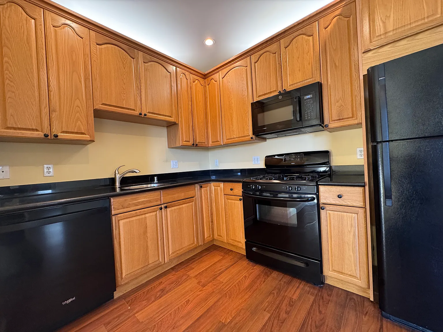 2 bed, 870 sqft, $2,450 — Photo 4