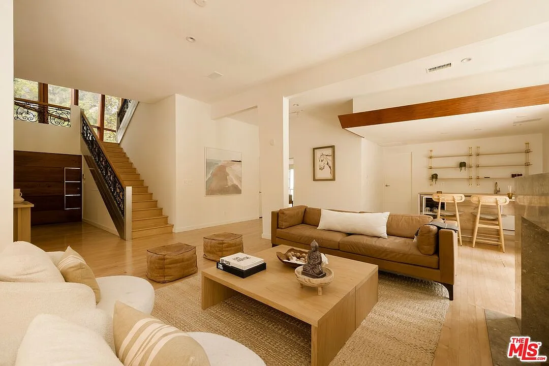 4 bed, 5.0 bath, 4943 sqft, $19,000 — Photo 3