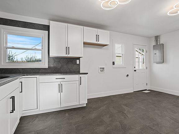 5th image of 149 Poe Ln