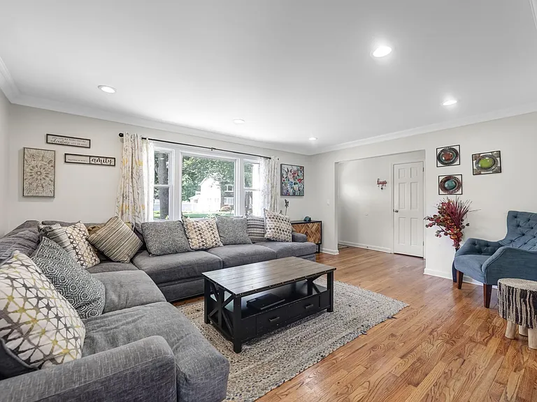 122 Village Cir W — Photo 4