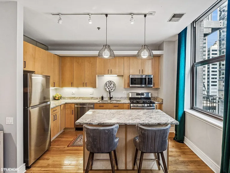 212 W Washington St #1703 — Photo 15