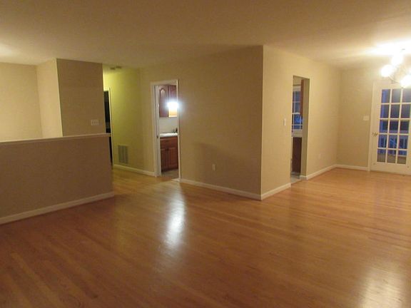 3rd image of 3704 Buckingham Dr