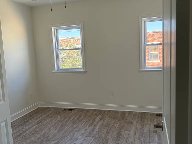 702 Sigel St — Photo 3