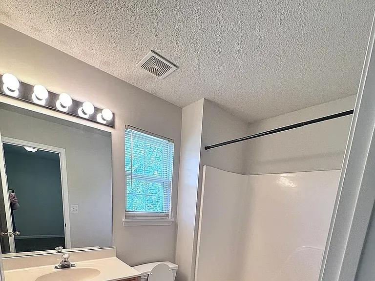 808 Sandy Ct — Photo 4