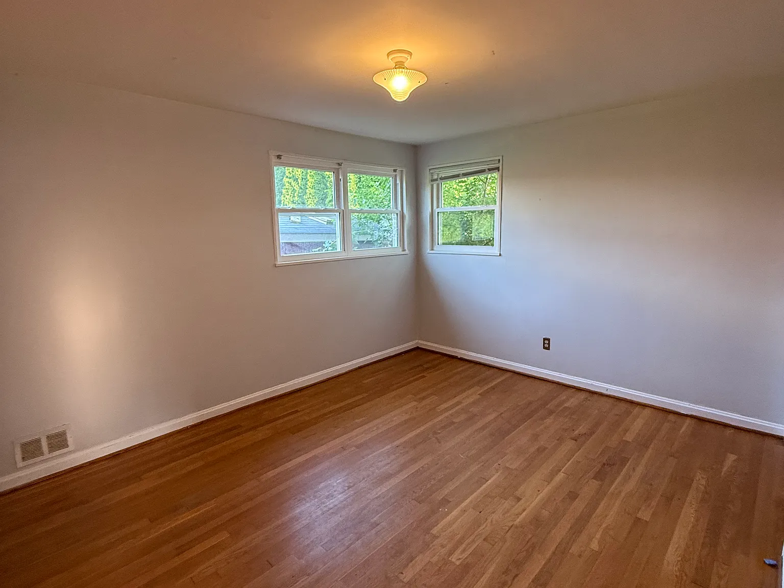 5 bed 2 bath house in Garret Park — Photo 3
