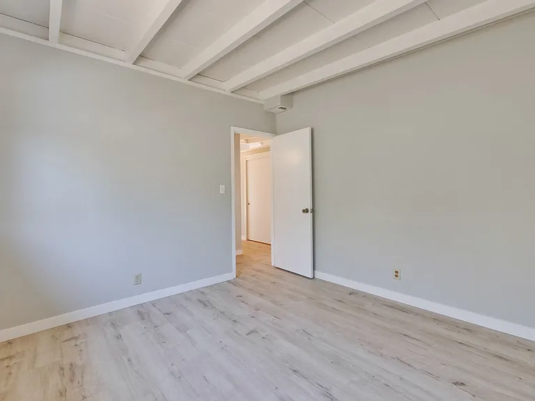 3049 Harding Ave — Photo 29