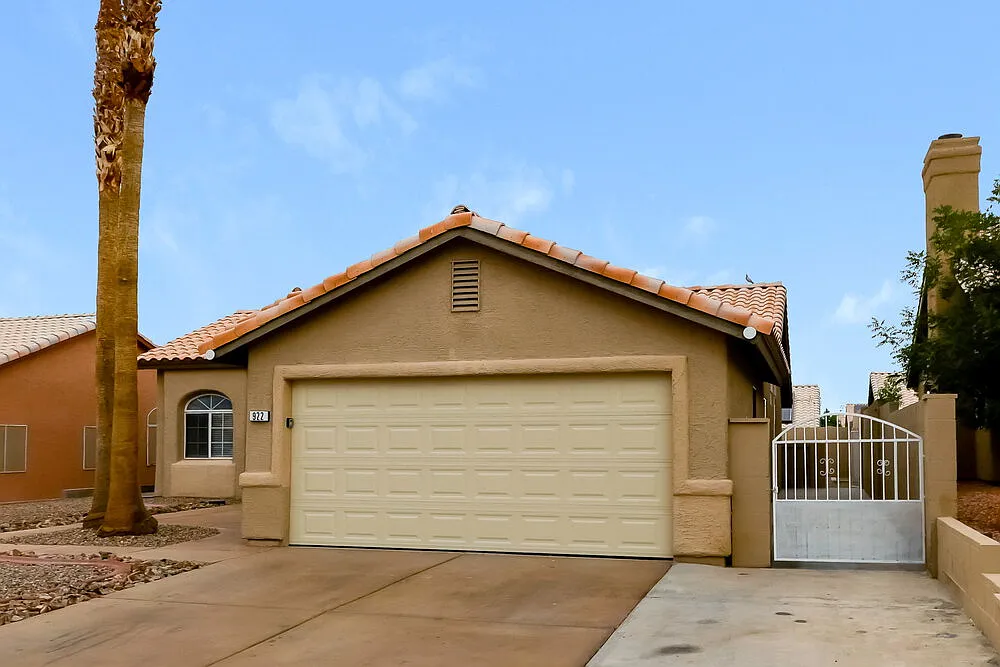 3 bed, 2.0 bath, 1416 sqft, $2,115 — Photo 2