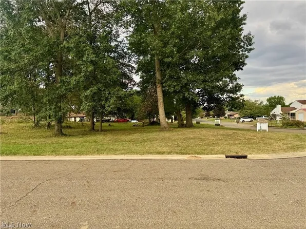 537 E Lakewood Dr, Canal Fulton, OH 44614