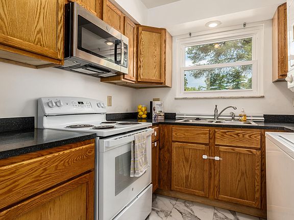 4th image of 1308 Woodbrook Ln #C