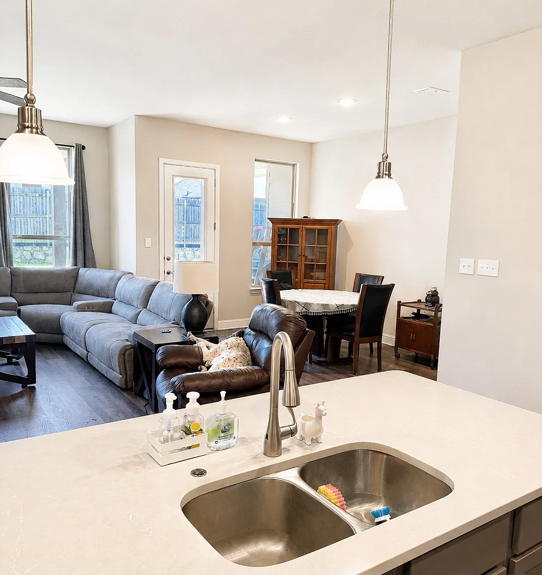 3 bed, 1942 sqft, $2,500 — Photo 3