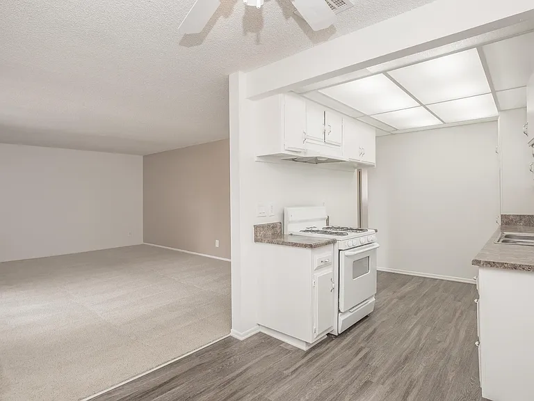 Castilian and Cordova Apartment Homes — Photo 35