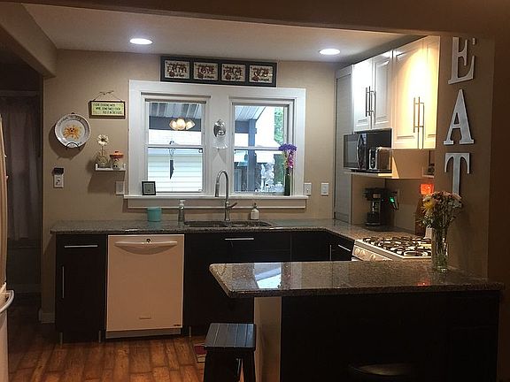 2nd image of 805 Marquette St