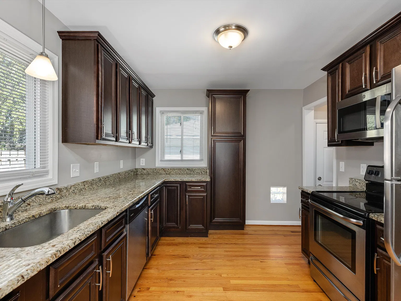 3 bed, 1.5 bath, 1050 sqft, $2,395 — Photo 3