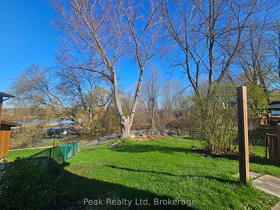 5th image of 122 Keats Dr