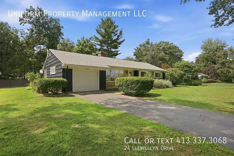 Charming 3-Bedroom Ranch Near Westfield State & Stanley Park — Photo 3