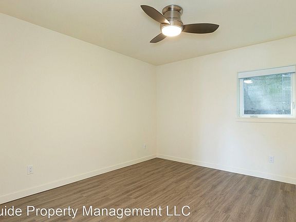 5th image of 4427 5th Ave NE #13