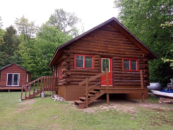 Main cabin, guest cabin(back