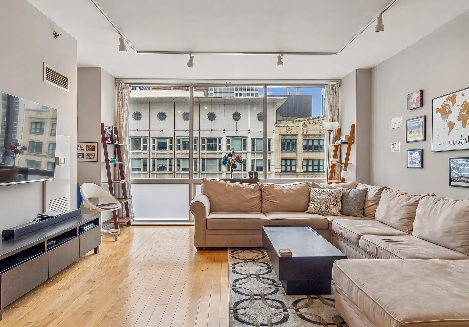 1 bed, 834 sqft, $2,600 — Photo 3