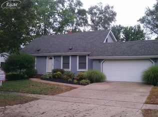 326 Sunnyside Dr, Flushing, MI 48433