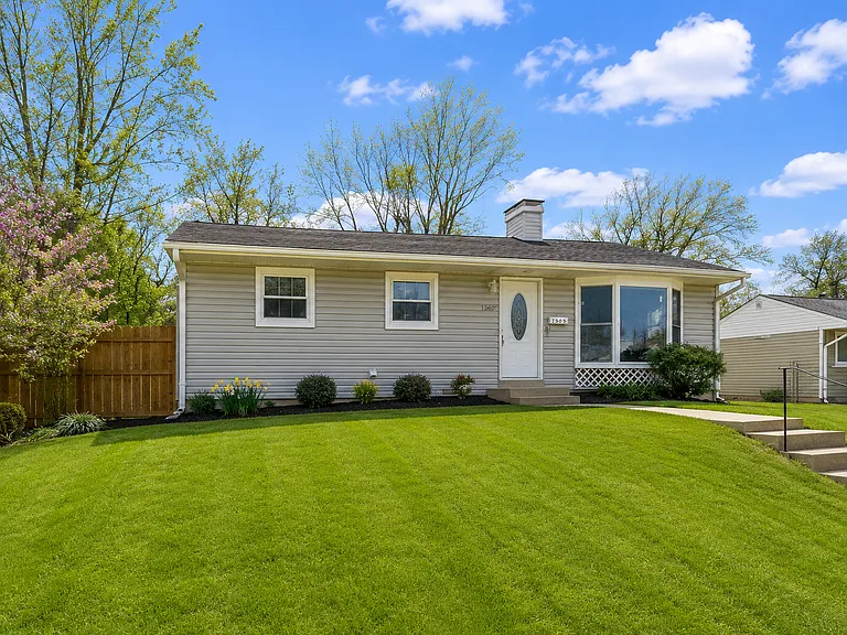 1405 Matthews Dr — Photo 2