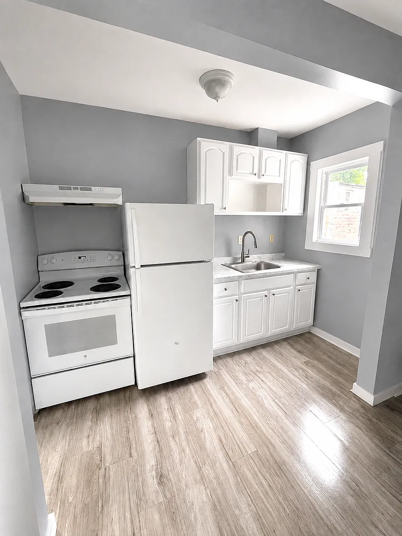 54 Bronson St — Photo 4