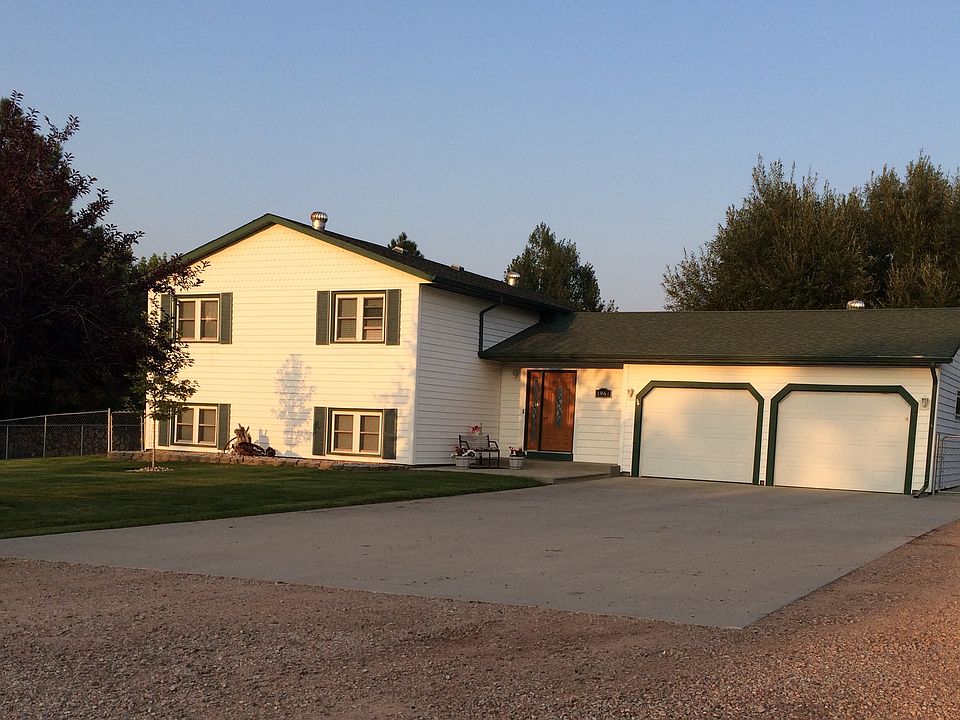 4 bedroom 
2.5 bathroom 
