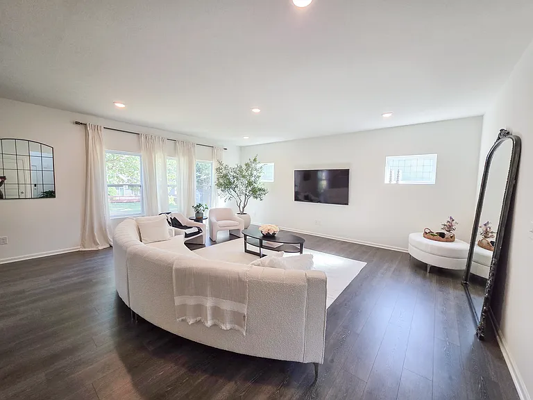 920 Forest St — Photo 3