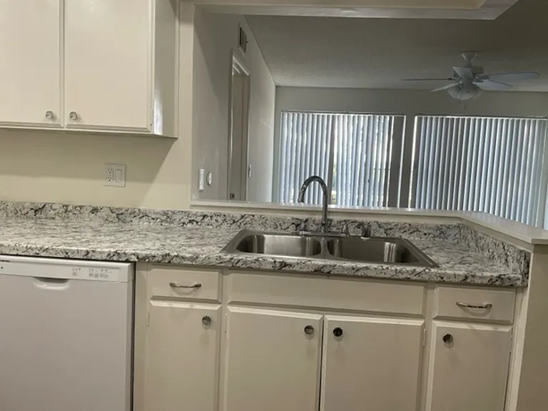 102 - Vista Bonita Apts. — Photo 3