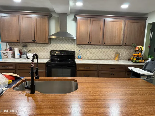 1300 Lloyd St, Nanty Glo, PA 15943