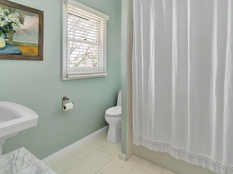 Second floor full bathroom