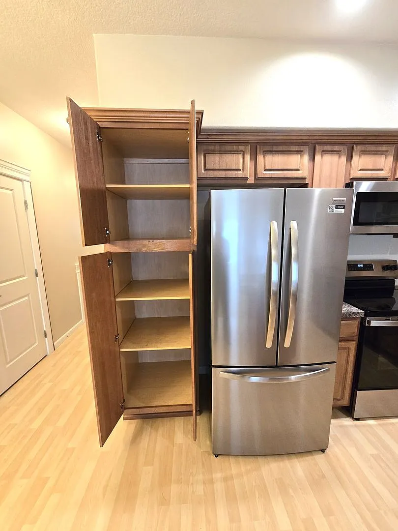 Great Location! Well maintained Townhome , one car garage, fenced backyard! — Photo 4