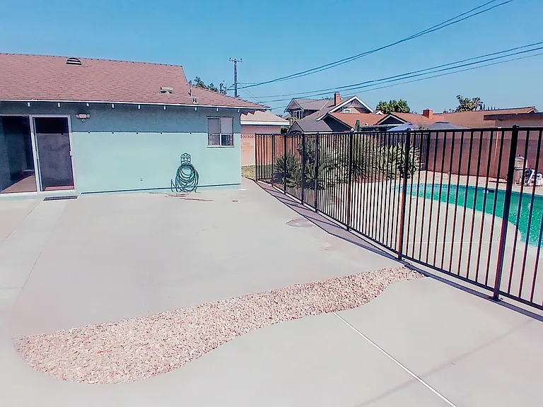 2638 E Sycamore St — Photo 3