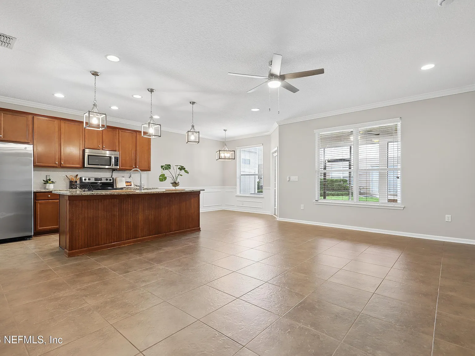3 bed, 2.5 bath, 1667 sqft, $2,000 — Photo 2