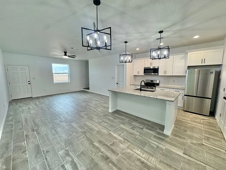 2818 N Platino Dr — Photo 2
